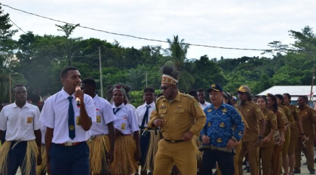 Kepala Distrik Mimika Barat Jauh, Ever Kukuareyau saat berseka bersama para pegawai dan siswa-siswi Distrik MBJ. Foto: Dok Sasagupapua.com