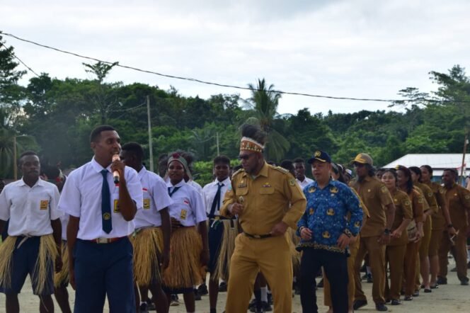 
Kepala Distrik Mimika Barat Jauh, Ever Kukuareyau saat berseka bersama para pegawai dan siswa-siswi Distrik MBJ dalam momen peringatan Hari Sumpah Pemuda. Foto: Istimea