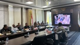 Kepala Distrik Mimika Barat Jauh, Ever Kukuareyau saat mempresentasikan SA DATA MBJ di hadapan para juri. (Foto: Istimewa)