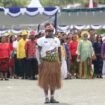 Kadistrik Mimika Barat Jauh, Ever Kukuareyau saat menjalankan tugas sebagai pemimpin upacara, Rabu (8/10/2025). Foto: Jebulon Bunai. 