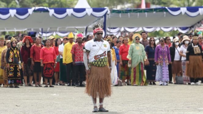 
Kadistrik Mimika Barat Jauh, Ever Kukuareyau saat menjalankan tugas sebagai pemimpin upacara, Rabu (8/10/2025). Foto: Jebulon Bunai. 