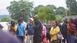 Koordinator Kelompok Kode R Papua Tengah, Yusak Nawipa saat menyampaikan aspirasi didepan Kantor DPRP Papua Tengah, Kamis (9/10/2025). Foto: Kristin Rejang/Sasagupapua