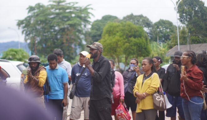 
Koordinator Kelompok Kode R Papua Tengah, Yusak Nawipa saat menyampaikan aspirasi didepan Kantor DPRP Papua Tengah, Kamis (9/10/2025). Foto: Kristin Rejang/Sasagupapua