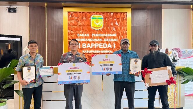 
Kepala Distrik Mimika Barat Jauh (Batik Biru) saat menerima hadiah sebagai Juara 2 Kategori Inovasi Distrik dalam perlombaan Mimika Innovation Week 2025, Kamis (9/10/2025). (Foto: Istimewa) 