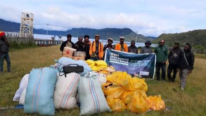 
Mahasiswa saat menyalurkan bantuan untuk Paniai. (Foto: Istimewa)