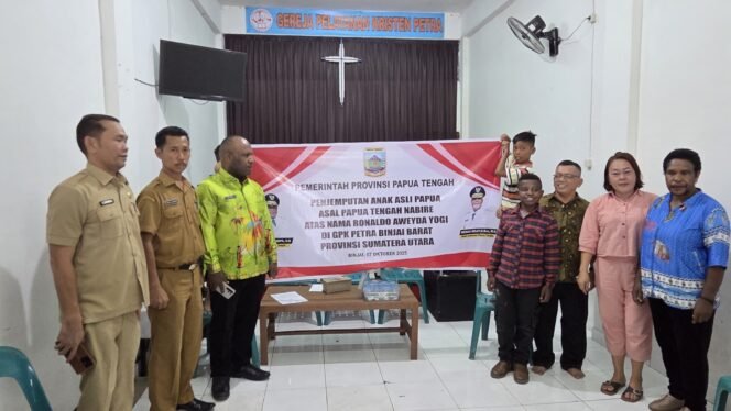 
Kepala Dinas Sosial, Rony Misikmbo (batik hijau) saat menjemput anak Ronaldo Yogi di Gereja Petra yang ada di Binjai. (Foto: istimewa)