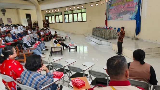 
KOMIKOM merupakan ajang tahunan yang
menguji kemampuan siswa SMA di Tanah
Papua dalam bidang Matematika, Fisika,
Kimia, Biologi, dan Komputer. Kompetisi ini
bertujuan untuk meningkatkan minat dan
motivasi pelajar terhadap ilmu
pengetahuan, mengasah kemampuan
berpikir kritis, serta membangun semangat
kolaborasi di kalangan generasi muda
Papua. Foto: Corcom Freeport 