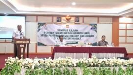 Staf Ahli Bupati Mimika Bidang Ekonomi, Keuangan, dan Pembangunan, Inosensius Yoga Pribadi saat membawakan sambutan pembukaan kegiatan seminar untuk mengkaji tiga calon DOB di Mimika. Foto: Humas Setda Mimika