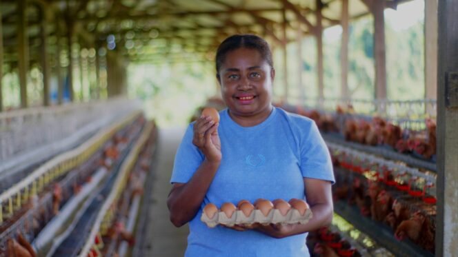
Pengusaha Ayam Petelur, Kuriana Ramandei. (Foto: Edwin Rumanasen)