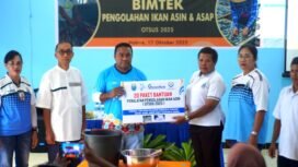 Penyerahan bantuan paket peralatan pengolahan Ikan Asin oleh Dinas Perikanan Nabire kepada para nelayan. (Foto: Edwin/sasagupapua)