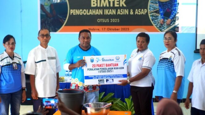 
Penyerahan bantuan paket peralatan pengolahan Ikan Asin oleh Dinas Perikanan Nabire kepada para nelayan. (Foto: Edwin/sasagupapua)