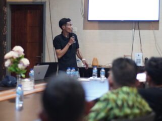 Perwakilan PTT saat sedang menjelaskan progres perbaikan jaringan. (Foto: Kristin Rejang/sasagupapua.com)