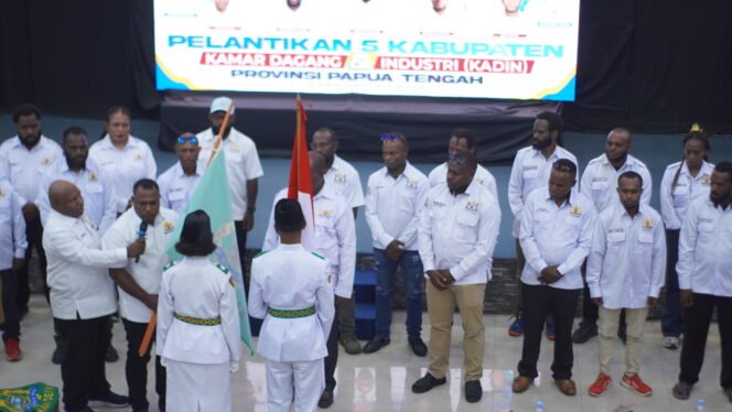 
Ketua Kadin Papua Tengah, Alexander Gobai saat melantik Kadin dari lima Kabupaten yang ada di Papua Tengah. Senin (17/11/2025). Foto: Kristin Rejang/Sasagupapua.com
