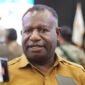 Kepala Dinas Koperasi dan UMKM Provinsi Papua Tengah, Norbertus Mote saat diwawancarai media. Senin (17/11/2025). Foto: Kristin Rejang/Sasagupapua.com.