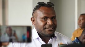 Kadin Intan Jaya, Agustinus Ugipa saat diwawancarai awak media, Senin (17/11/2025). Foto: Kristin Rejang/sasagupapua.com