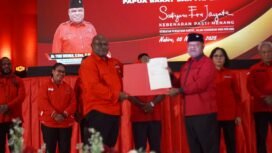 Gubernur Meki Nawipa saat menyerahkan sertifikat tanah kepada Ketua DPD PDI- Perjuangan Papua Tengah, Yuni Wonda. Rabu (5/11/2025). Foto: Edwin Rumanasen/Sasagupapua.com. 