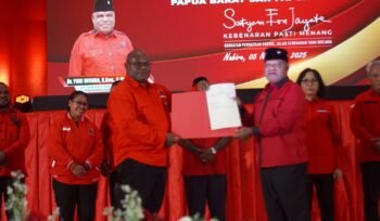 Gubernur Meki Nawipa saat menyerahkan sertifikat tanah kepada Ketua DPD PDI- Perjuangan Papua Tengah, Yuni Wonda. Rabu (5/11/2025). Foto: Edwin Rumanasen/Sasagupapua.com. 