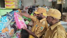 Tim Pemkab Dogiyai saat memeriksa barang-barang jelang Natal dan Tahun Baru. (Foto: Humas Pemkab Dogiyai)