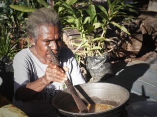Mama Debora Wally saat mengolah sagu. (Foto: Dok Sasagupapua)