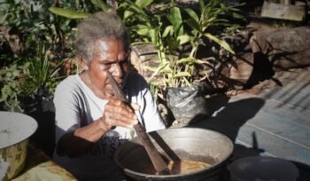 Mama Debora Wally saat mengolah sagu. (Foto: Dok Sasagupapua)