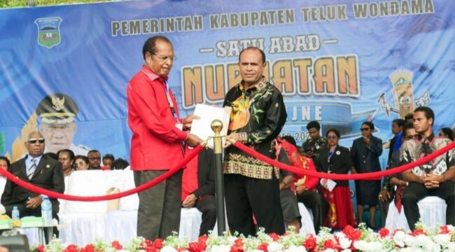 PT Freeport Indonesia menyerahkan
bantuan secara simbolis untuk Yayasan
Pendidikan Kristen (YPK) Gereja Kristen
Injili (GKI) di Wasior, Kabupaten Teluk
Wondama, Papua Barat. Foto: Corcom PT Freeport Indonesia 