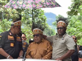 Kadistrik MBG, Ever Kukuareyau saat mendampingi Bupati dan Wakil Bupati Mimika Johannes Rettob dan Emanuel Kemong saat berkunjung di distrik MBJ. Foto; Istimewa