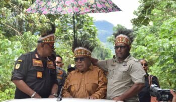 Kadistrik MBG, Ever Kukuareyau saat mendampingi Bupati dan Wakil Bupati Mimika Johannes Rettob dan Emanuel Kemong saat berkunjung di distrik MBJ. Foto; Istimewa