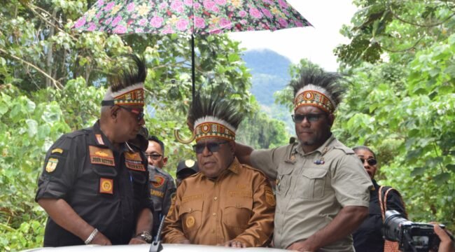 Kadistrik MBG, Ever Kukuareyau saat mendampingi Bupati dan Wakil Bupati Mimika Johannes Rettob dan Emanuel Kemong saat berkunjung di distrik MBJ. Foto; Istimewa