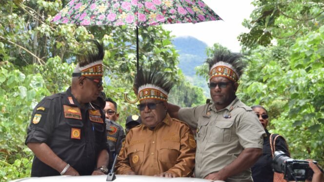 
Kadistrik MBG, Ever Kukuareyau saat mendampingi Bupati dan Wakil Bupati Mimika Johannes Rettob dan Emanuel Kemong saat berkunjung di distrik MBJ. Foto; Istimewa