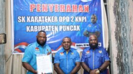 Ketua DPD 1 KNPI Papua Tengah, Yustinus Tebai (tengah) berfoto bersama Ketua Karateker DPD 2 KNPI, Kabupaten Puncak Muel Kogoya dan Bendahara Karateker DPD 2 Kabupaten Puncak, Yunis Labene. (Senin, 3/11/2025). Foto: Istimewa