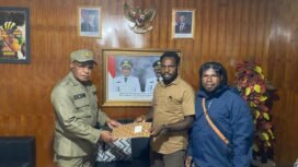 Bupati Kabupaten Puncak Serahkan SK Pengurus LMA yang baru. (Foto: Istimewa)