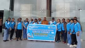 Bupati Intan Jaya, Aner Maisini berfoto bersama para perwakilan Nakes yang akan berangkat menjalankan program Dokter Flight di delapan distrik. Selasa (11/11/2025). Foto: Kristin Rejang/Sasagupapua.com.