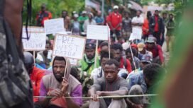 Mahasiswa menggelar demo menyerukan situasi Papua Darurat Militer, Investasi, dan Kristin Kemanusiaan. Senin (10/11/2025). Foto: Kristin Rejang/Sasagupapua.com.