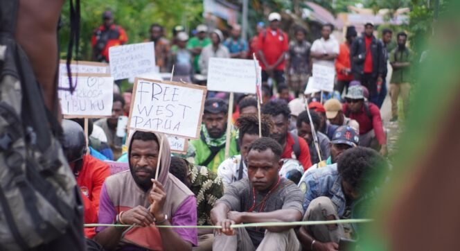 
Mahasiswa menggelar demo menyerukan situasi Papua Darurat Militer, Investasi, dan Kristin Kemanusiaan. Senin (10/11/2025). Foto: Kristin Rejang/Sasagupapua.com.
