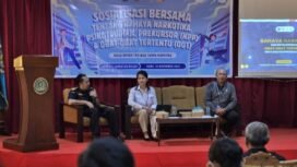 Suasana diskusi dan sosialisasi soal bahaya Narkoba di Kampus Jambatan Bulan. Rabu (12/11/2025). Foto: Dok Bea Cukai Mimika.