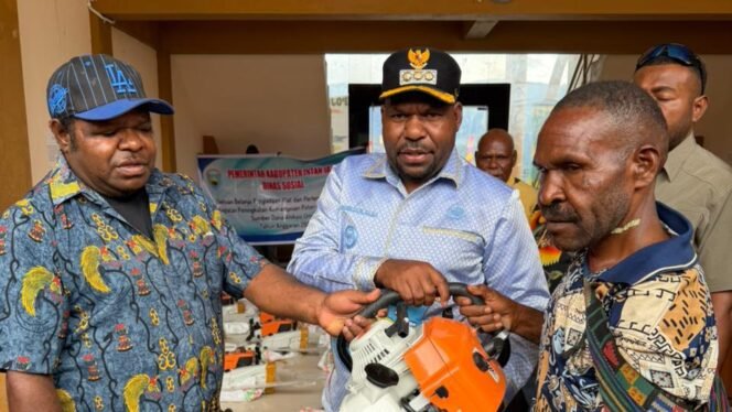 
Bupati Intan Jaya, Aner Maisini Didampingi Kepala Dinas Sosial Kabupaten Intan Jaya, Nataniel Kobogau. (Foto: Istimewa)