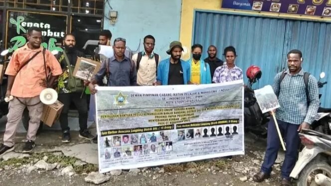 
Mahasiswa STT Walter Post Jayapura berfoto bersama saat kegiatan penggalangan dana. (Foto: Istimewa)