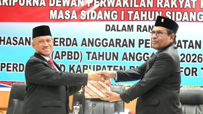 
Bupati Biak, Markus O Mansembra saat menyerahkan Nota RAPBD kepada DPRK Biak. (Foto: Humas Pro Biak)