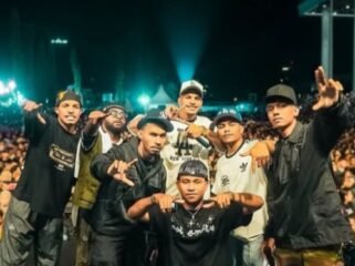 Grup Not Empty saat berfoto di panggung. (Sumber: IG Not Empty)