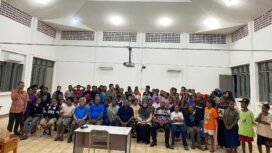 Bupati Intan Jaya, Aner Maisini dan rombongan saat berfoto bersama pihak sekolah dan para siswa Intan Jaya di Bogor. (Foto: Ist)