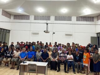 Bupati Intan Jaya, Aner Maisini dan rombongan saat berfoto bersama pihak sekolah dan para siswa Intan Jaya di Bogor. (Foto: Ist)