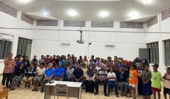 Bupati Intan Jaya, Aner Maisini dan rombongan saat berfoto bersama pihak sekolah dan para siswa Intan Jaya di Bogor. (Foto: Ist)