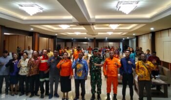 Foto bersama dalam kegiatan Sosialisasi Penyusunan Rencana Penanggulangan Bencana Daerah (RPBD) Tahap III Tahun 2025. Kamis (20/11/2025). Foto: Victoriani Olvaga/Sasagupapua