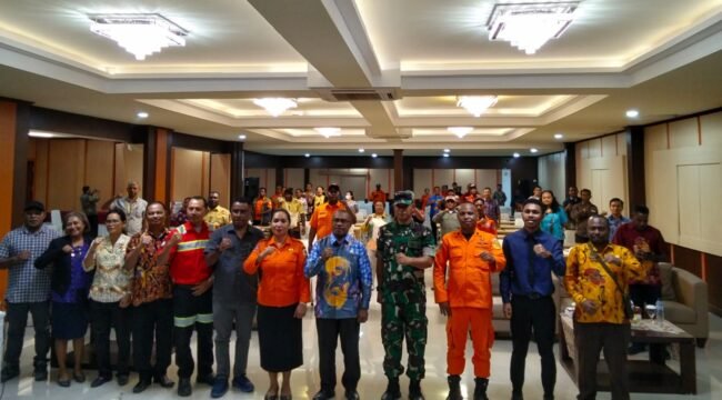 Foto bersama dalam kegiatan Sosialisasi Penyusunan Rencana Penanggulangan Bencana Daerah (RPBD) Tahap III Tahun 2025. Kamis (20/11/2025). Foto: Victoriani Olvaga/Sasagupapua
