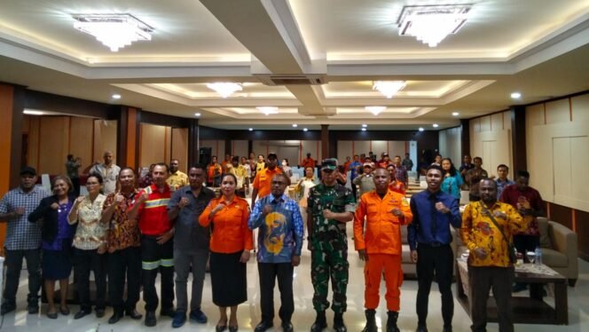 
Foto bersama dalam kegiatan Sosialisasi Penyusunan Rencana Penanggulangan Bencana Daerah (RPBD) Tahap III Tahun 2025. Kamis (20/11/2025). Foto: Victoriani Olvaga/Sasagupapua