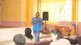 Ketua KNPI Papua Tengah, Yustinus Tebai saat menghadiri kegiatan temu Akbar Forum Pegiat Literasi Papua Tengah, Kamis (27/11/2025). Foto: Yulian Boma for Sasagupapua.com