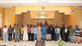 Foto bersama dalam kegiatan Temu Akbar Forum Pegiat Literasi di Nabire, Kamis (27/11/2025). Foto: Yulian for Sasagupapua.com