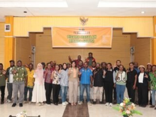 Foto bersama dalam kegiatan Temu Akbar Forum Pegiat Literasi di Nabire, Kamis (27/11/2025). Foto: Yulian for Sasagupapua.com