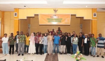 Foto bersama dalam kegiatan Temu Akbar Forum Pegiat Literasi di Nabire, Kamis (27/11/2025). Foto: Yulian for Sasagupapua.com
