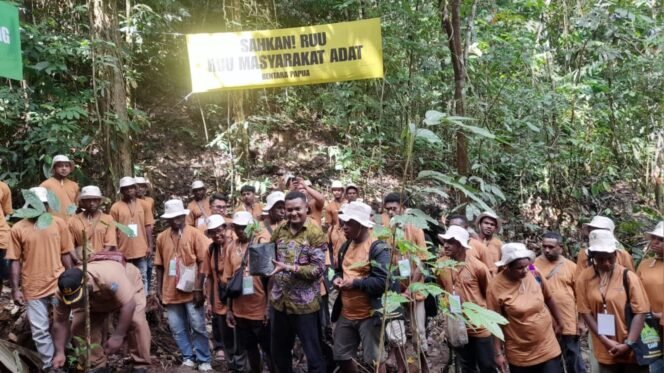 
Penanaman Kopi melalui Youth Forest Camp (YFC) 2025 dalam  kegiatan yang diselenggarakan oleh Yayasan Bentara Papua (YBP) pada 27-31 Oktober 2025 di Kampung Solol, Distrik Salawati Barat, Raja Ampat.